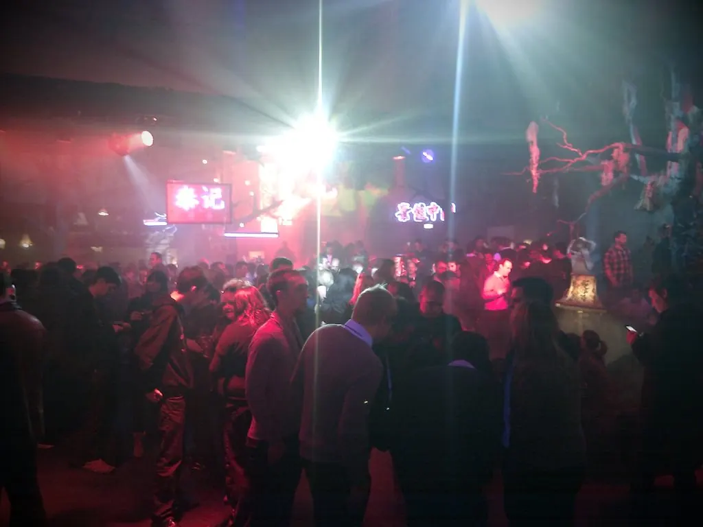 Fiesta de graduación con luces y ambiente de discoteca